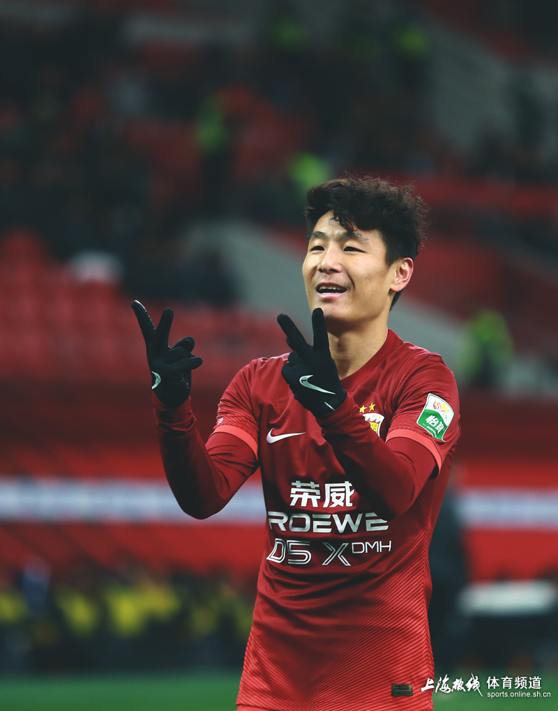 国内足球赛事中球员表现出色，备受瞩目 